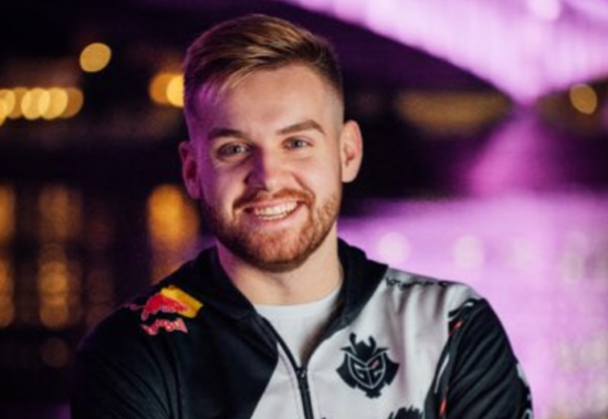 100T官推发布Doublelift、Prince交换队服合影：意义所在